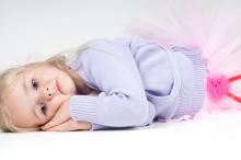 Smutná ležící dívka