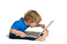 dítě a laptop