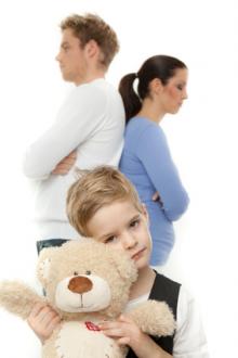 Dívka s plyšákem a nekomunikující rodiče