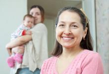 Vysmátá matka a otec s dítětem