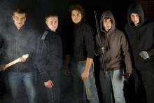 ozbrojená skupina mladíků