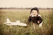 chlapec v poli s modelem letadla