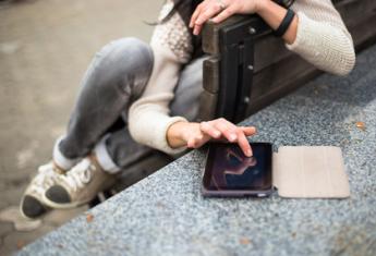 Dívka pracuje na mobilu Dívka pracuje na mobilu