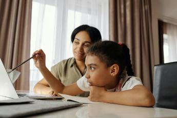 dítě a matka u počítače