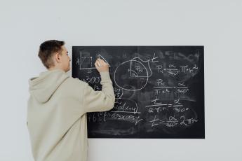 nadané děti a distanční výuka chlapec a matematika