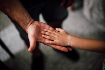 Ruce dítěte a dospělého