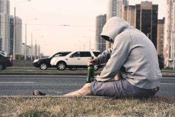 děti a alkohol dospívající s lahví