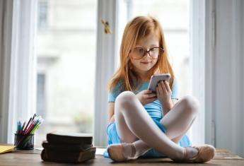 Dívka hraje na telefonu Dívka hraje na telefonu