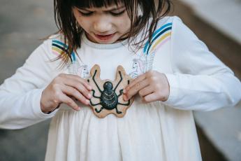 Dívka drží umělého pavouka