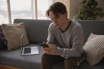 děti online chlapec s mobilem
