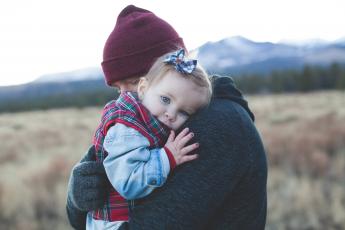 dítě v náruči