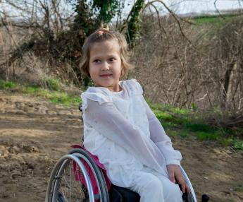 dívka na invalidním vozíku