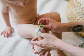 Dítě s náplastí na koleni Dítě s náplastí na koleni