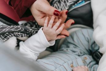 Matka drží dítě za ruku Matka drží dítě za ruku