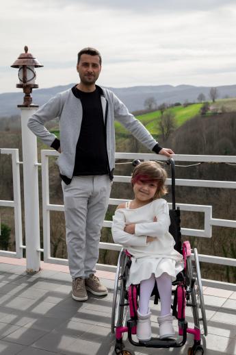 péče o postižené dívka na vozíku s otcem