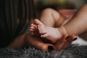 Nohy novorozence