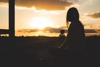 Smutná dívka sedí zády Smutná dívka sedí zády