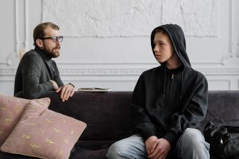 děti a psychické problémy chlapec na terapii