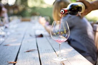 mladiství a alkohol sklenice vína
