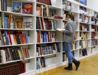 Dívka si vybírá knihu Dívka si vybírá knihu