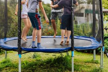 Děti na trampolíně Děti na trampolíně