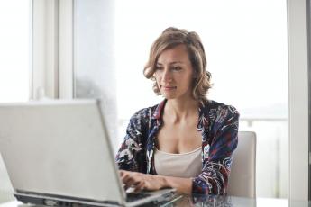 žena pracující na počítači