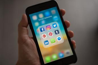 dospívající a sociální sítě mobilní telefon