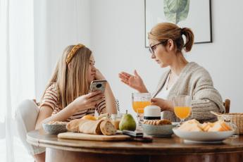Dívka drží v ruce mobil Dívka drží v ruce mobil