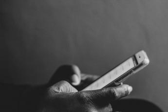 Člověk volá na telefonu Člověk volá na telefonu