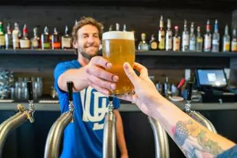 alkohol a mladiství výčepní na baru