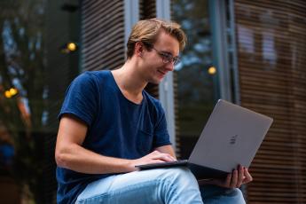 digitální wellbeing muž s notebookem