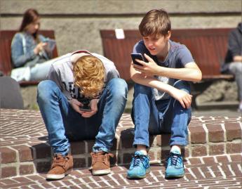 děti a digitální technologie teenageři na telefonu