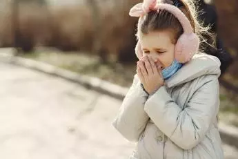 kašel a psychika dívka s kašlem