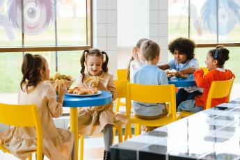 Děti v jídelně