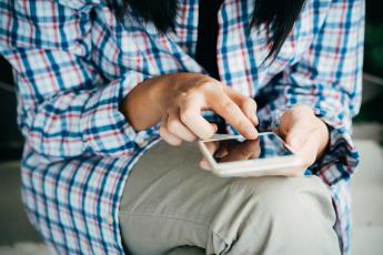 digitální propast dívka s mobilem