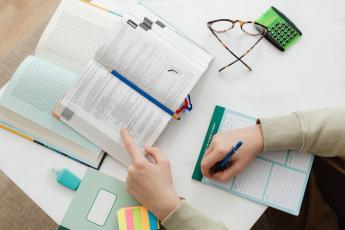 Dítě pracuje na úkolech Dítě pracuje na úkolech