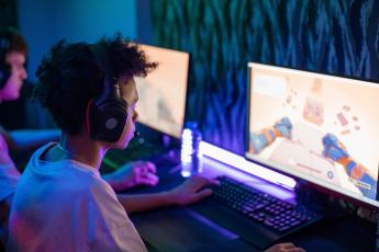 digitální závislosti teenager u počítače
