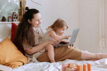 návrat z rodičovské pracující žena s dítětem