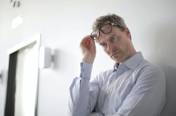 chudoba a dopady na psychiku zamyšlený muž