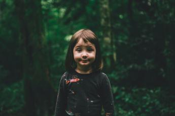 dívka v lese