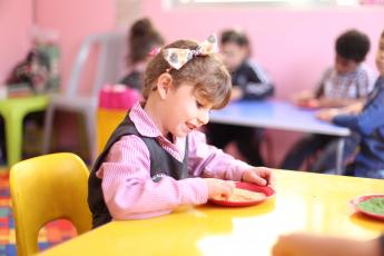 dítě ve školní jídelně
