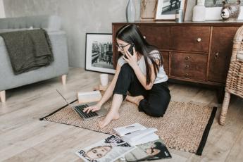 Dívka pracuje na počítači Dívka pracuje na počítači