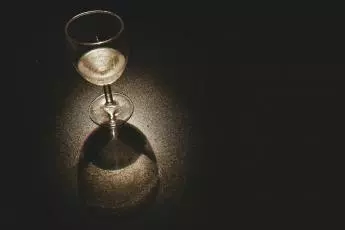 alkohol a děti sklenice vína