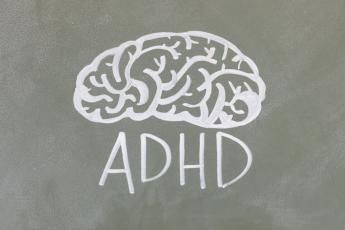 Nakreslený mozek a nápis ADHD