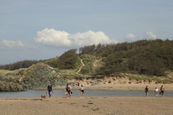 rodina na výletě u vody
