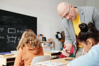 pedagog ve třídě