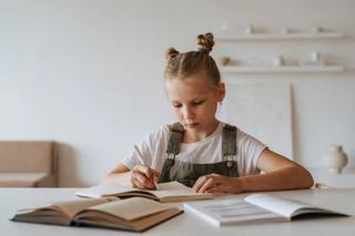 Dívka si čte v knihách Dívka si čte v knihách