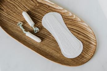 první menstruace vložka a tampóny