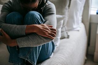 Dívka s hlavou složenou v klíně Dívka s hlavou složenou v klíně