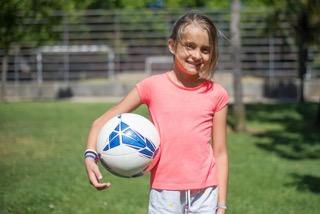 Dívka s fotbalovým míčem Dívka s fotbalovým míčem
